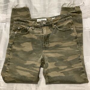 LUCKY Brand Women’s Army Camo Bridgette Crop Frayed Jeans Size 2 / 26